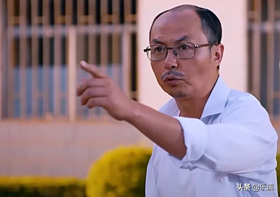 卷福和邓亚萍pk乒乓球(有一次节目中，邓亚萍邀请演员卷福一起打乒乓球)