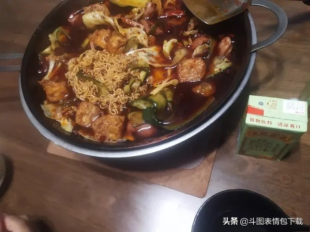 听我一句劝，不要用火锅底料煮泡面 真的，辣到怀疑人生