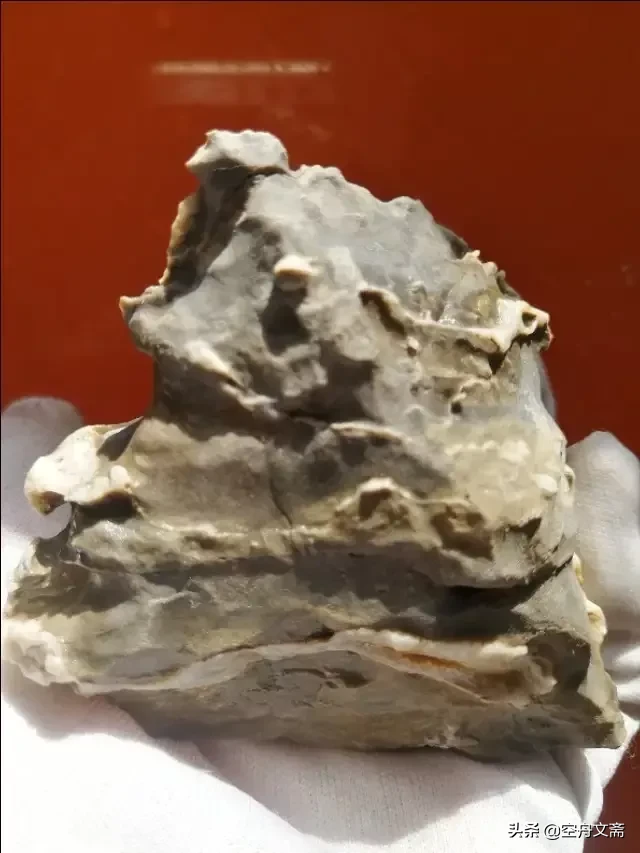 日前，朋友提来一壶纯粮酒，足足三斤,近午，酒友约酒，正好一起喝呲牙