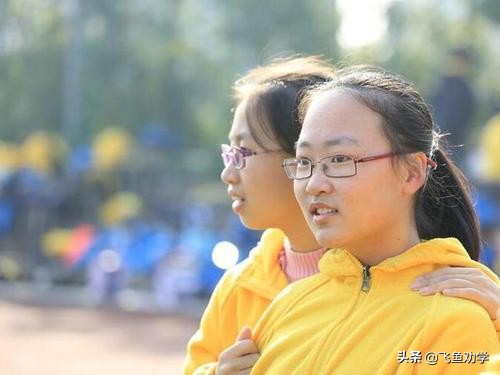 谢欣颖先后获得中高考“状元”，再次引发“中考决定高考”的争论