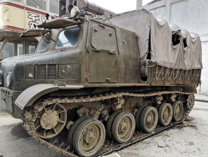 虽然九八式火炮牵引车与电影《八佰》出现的日军装甲运兵车颇有几分