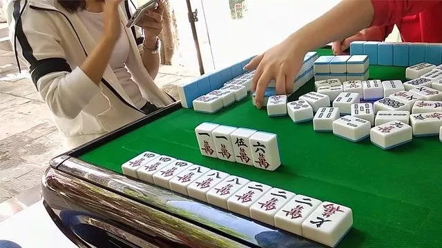我老婆29岁，身高165，体重98斤，肤白貌美,是我苦苦追了一年多