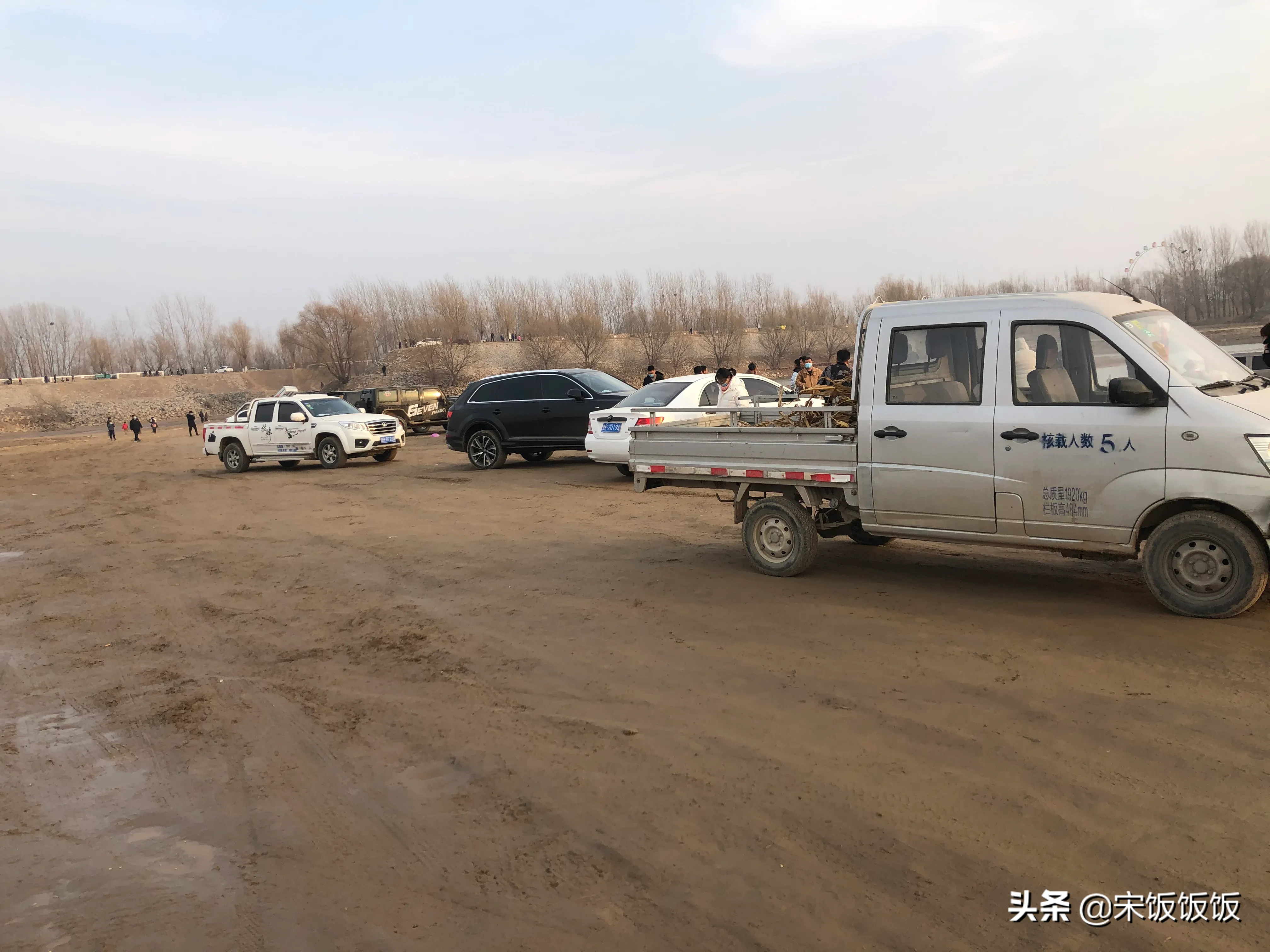 菏泽段的黄河滩最近成为了网红打卡地，因为黄河滩陷每天都会上演着沦陷车辆、营