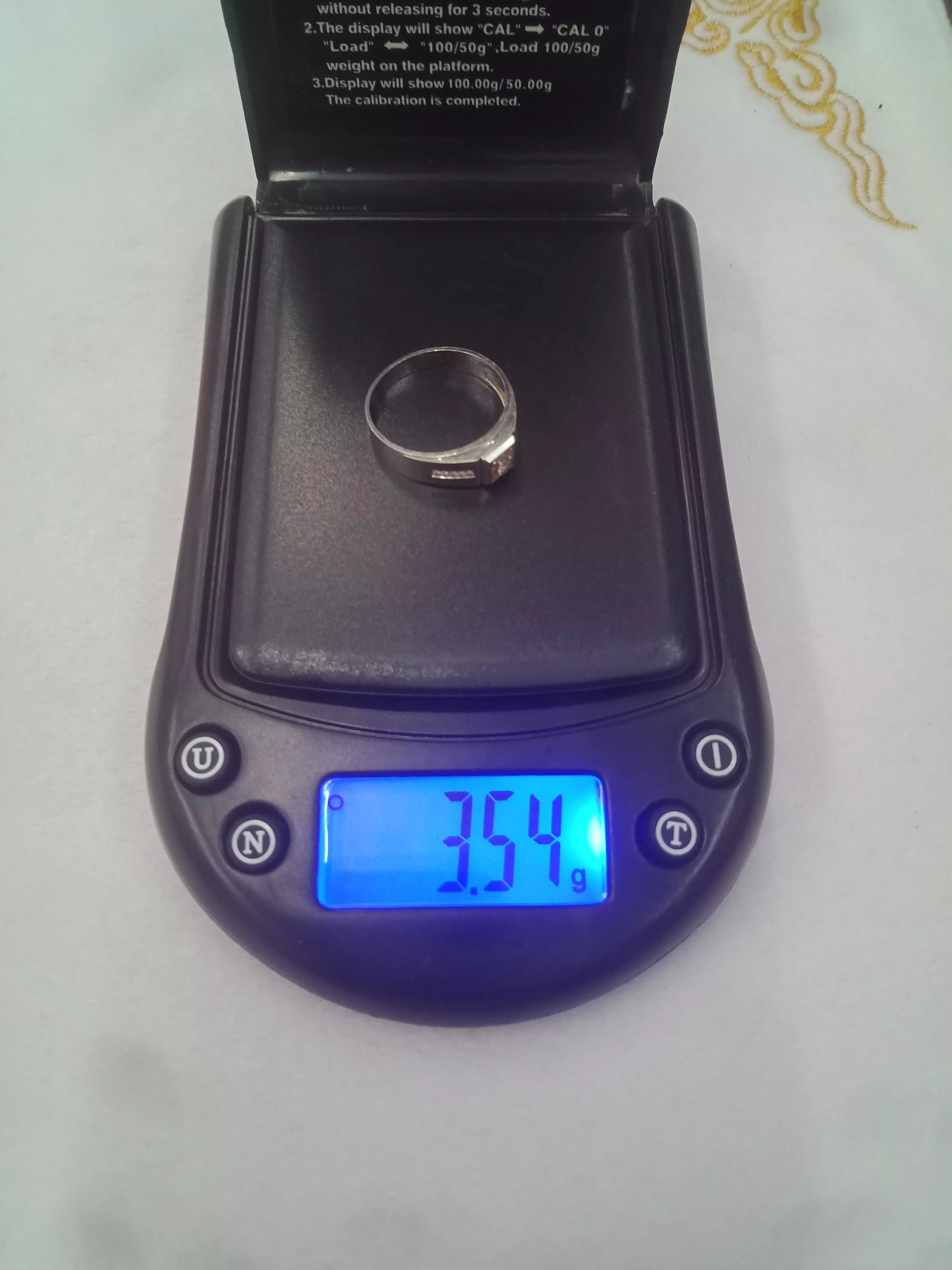 大哥拿来一枚男士钻石戒指，说是结婚的时候买的婚戒，现在圈口小了不想要