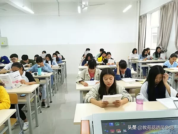 周五早上七点三十五分，王老师急匆匆地来到我办公室，焦急地对我说:不好了