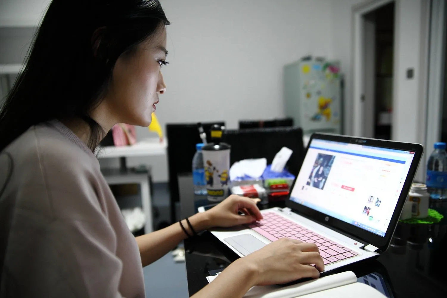 小伙失业后在家开网店卖产品，月赚10000+,前老板得知此事后，却要报警要告他！