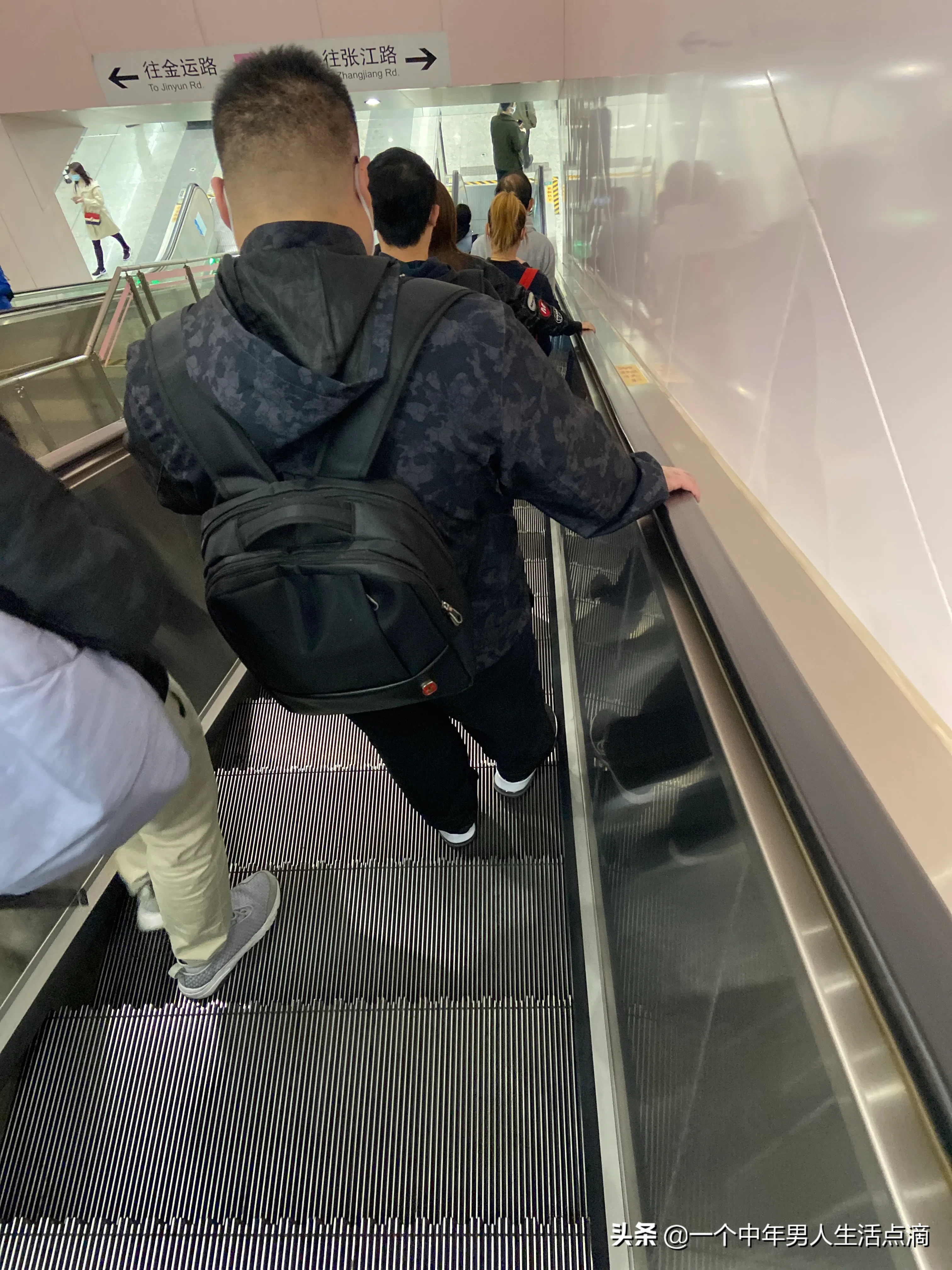 时髦店小哥哥，在拥挤的上海地铁里，背着lv斜挎包一下子引起了我的注意微头条日签