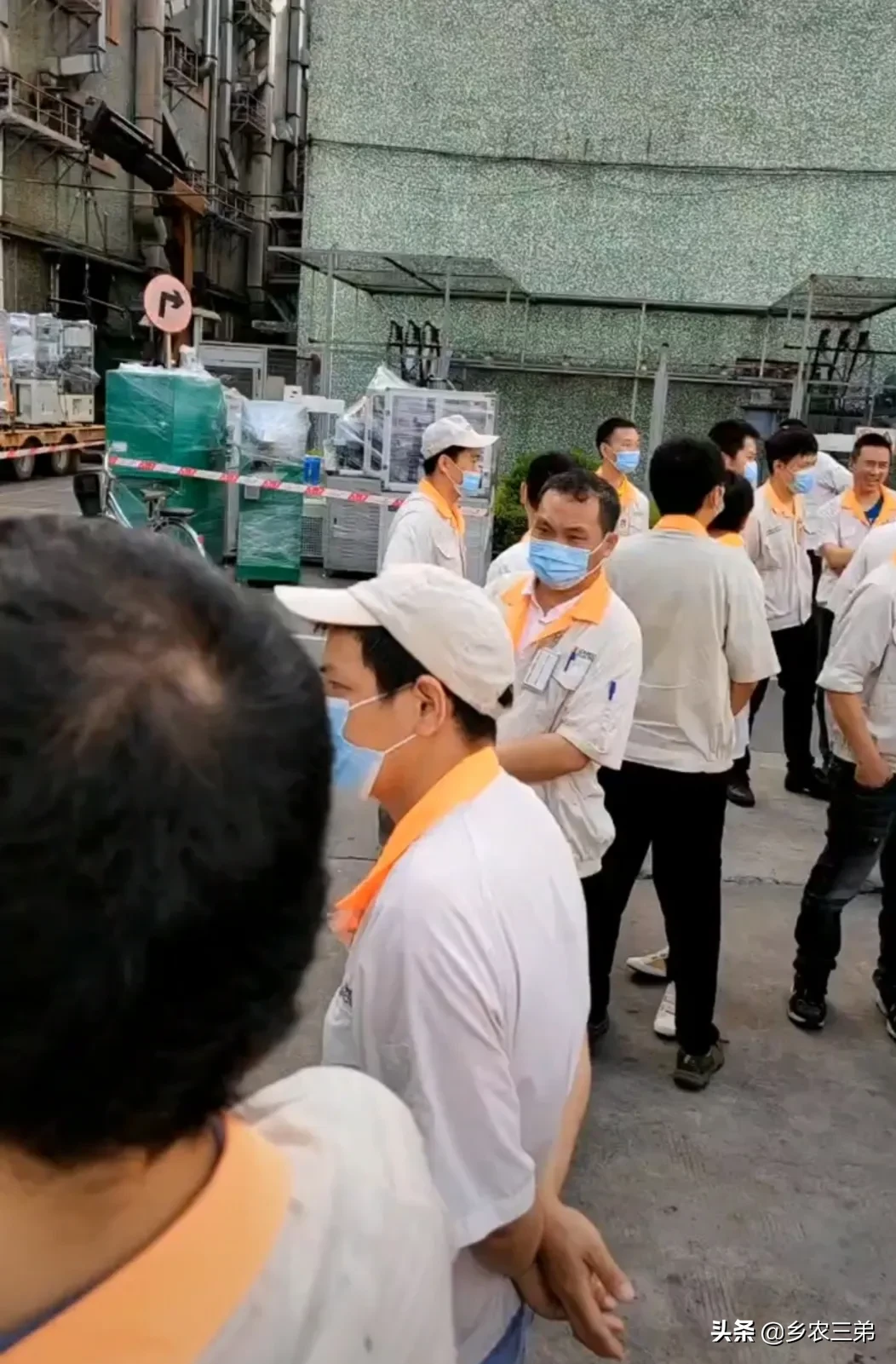 深圳又一个工厂搬迁，没有安置好员工，现场上千个员工没有班上，只能看着工厂搬迁