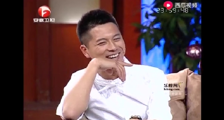 综艺节目中，主持人问王雷父母儿子会送他们什么，王雷爸爸说:送、送