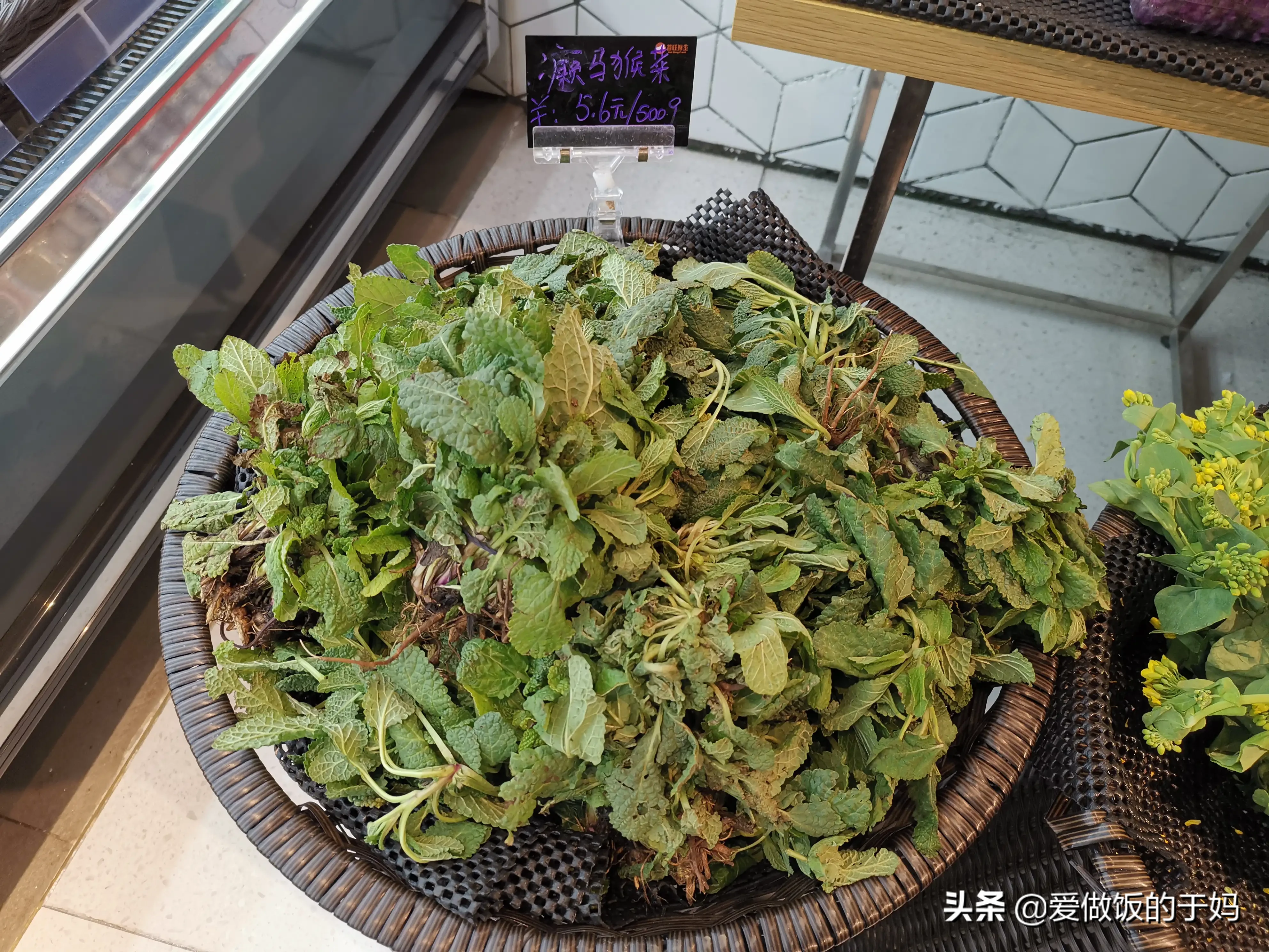 逛超市的时候在蔬菜区，两位老太太的对话吸引了我的注意，一位老太太说:你说这人是