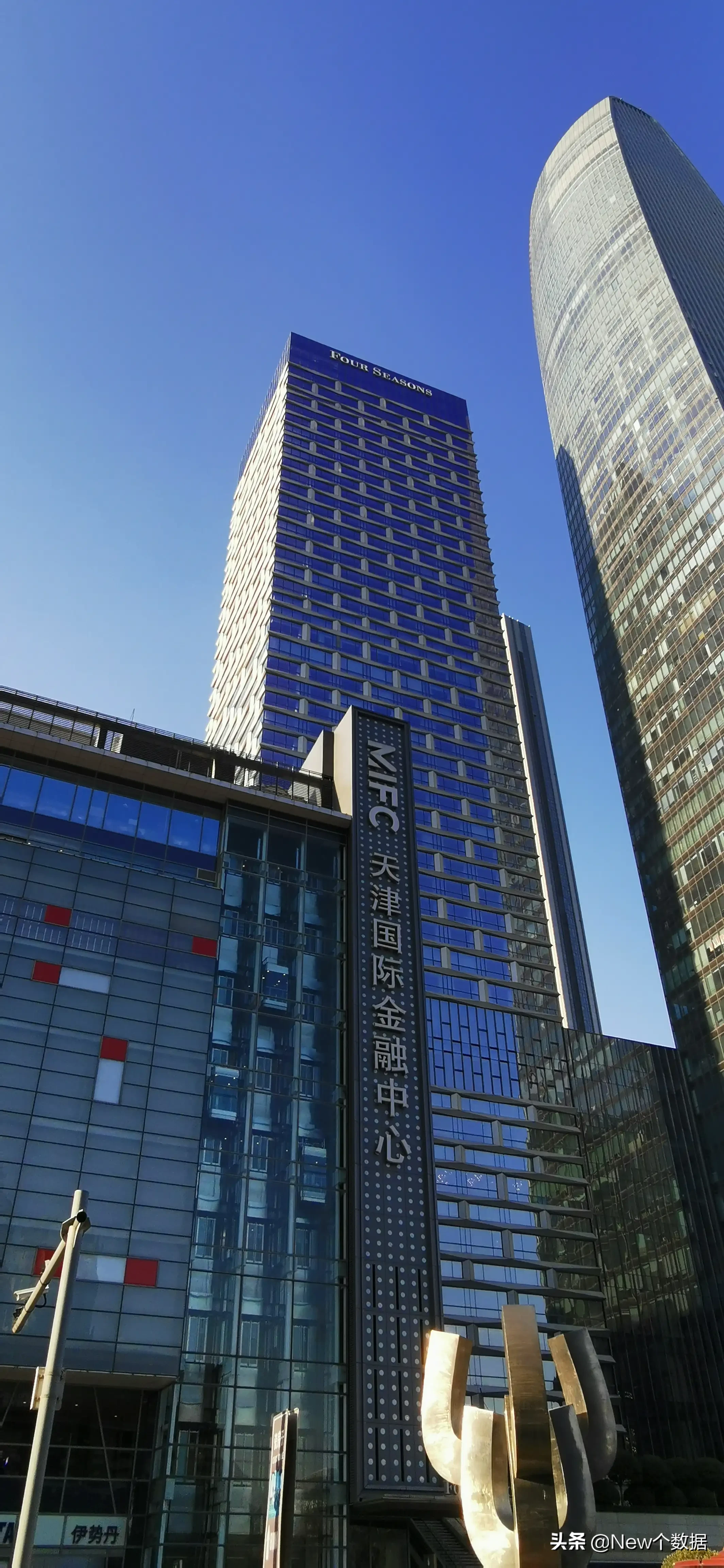 天津国际金融中心从今起她有了新名～擎天柱!