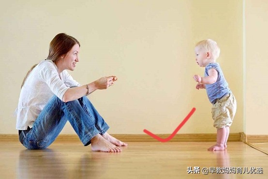 宝宝学走路怎么牵手(你知道大人的牵手走路对学步宝宝的危害有多大么？关于牵手走路)