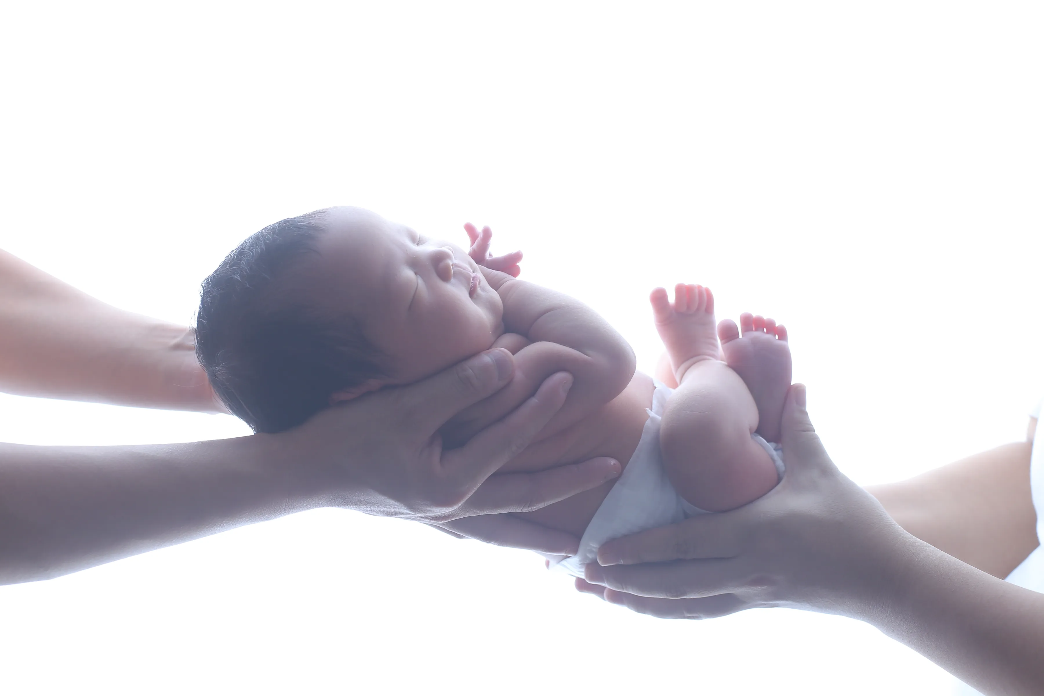 新生的喜悦并不能减少丝毫剖宫产后妈妈的痛苦，但因为有她在等着妈妈哺乳