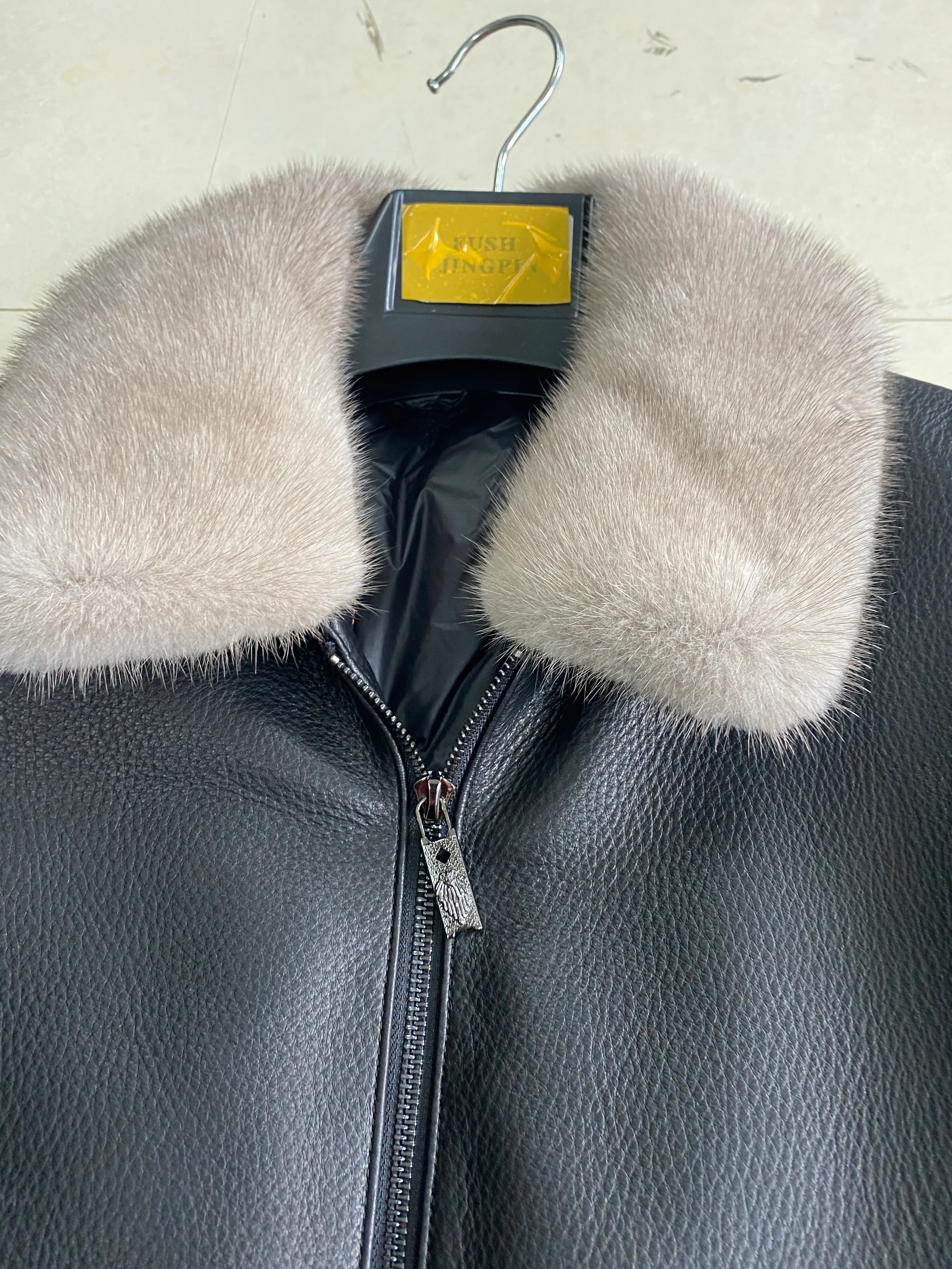 今天还是来给大家说下鹿皮皮衣吧,如何识别真假鹿皮大家可以看我以前