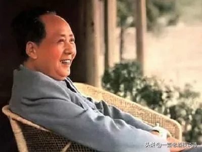 主席的卜算子咏梅一词的写作过程，颇耐人寻味