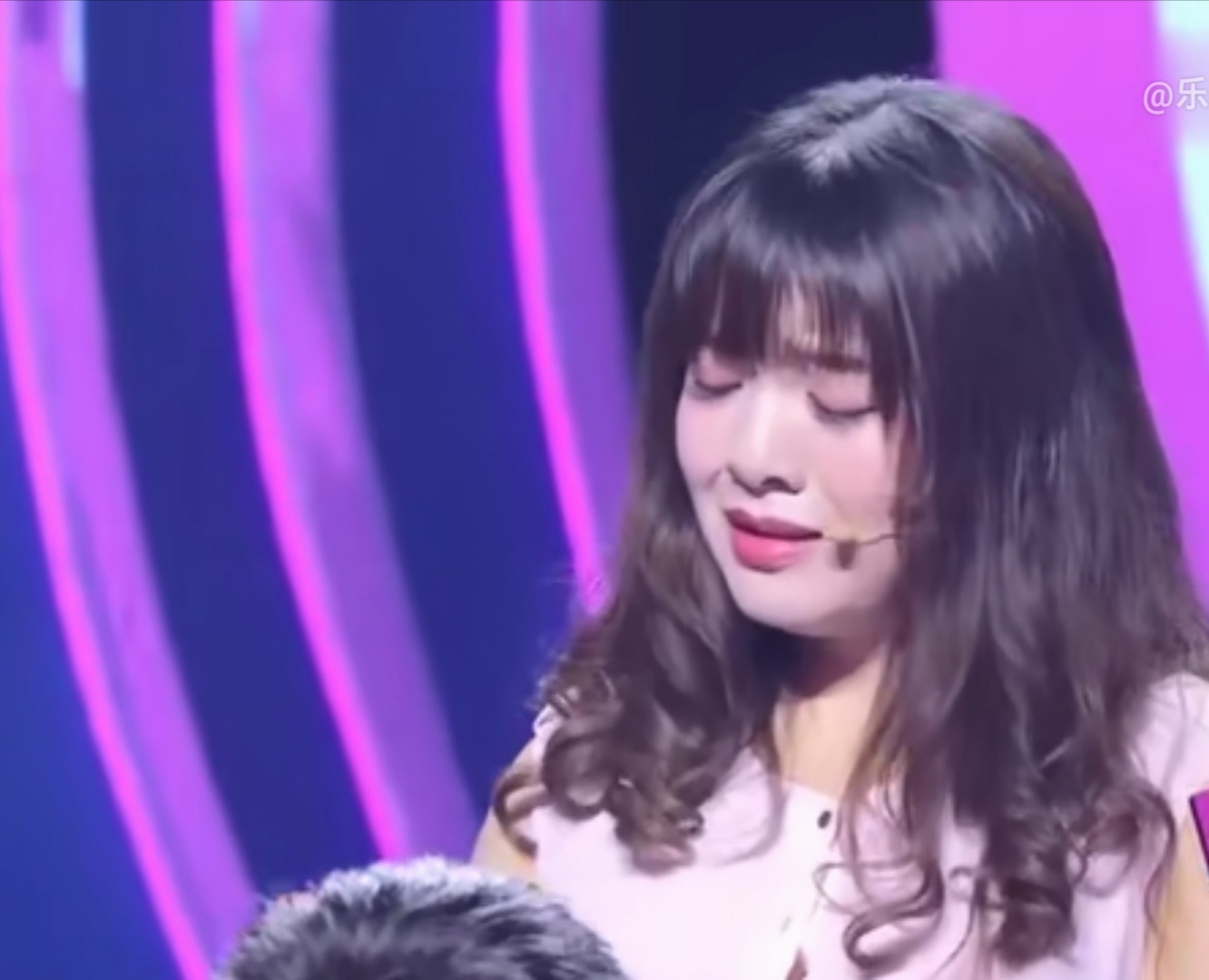 一个有车有房，长相帅气的小伙子，上电视台向女朋友求婚