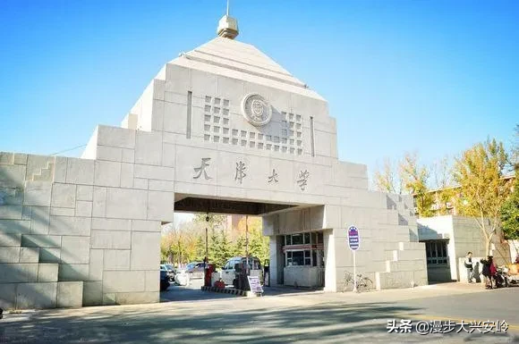 朋友家的女孩，高中选的文科，今年面临高考报志愿，一块讨论了一通