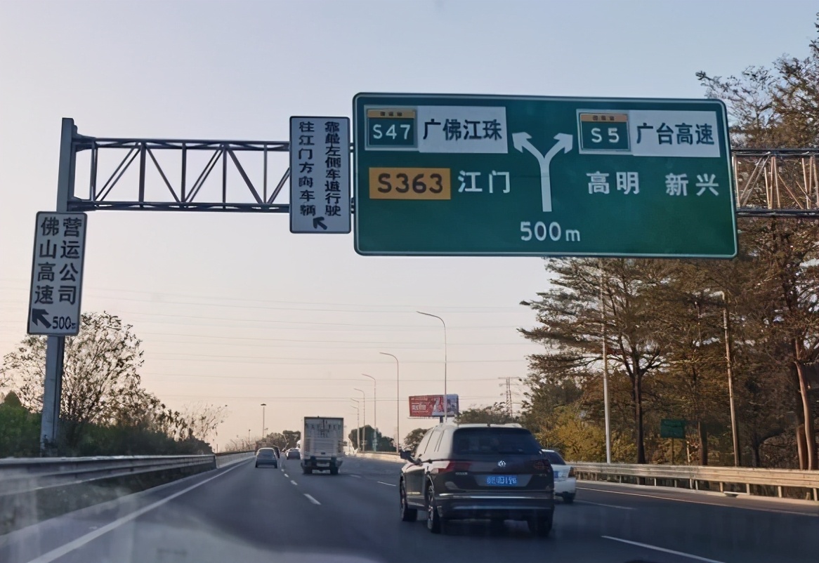 62万人被罚岔路口设计合理吗广东佛山一岔道口被吐槽,设计合理性遭质