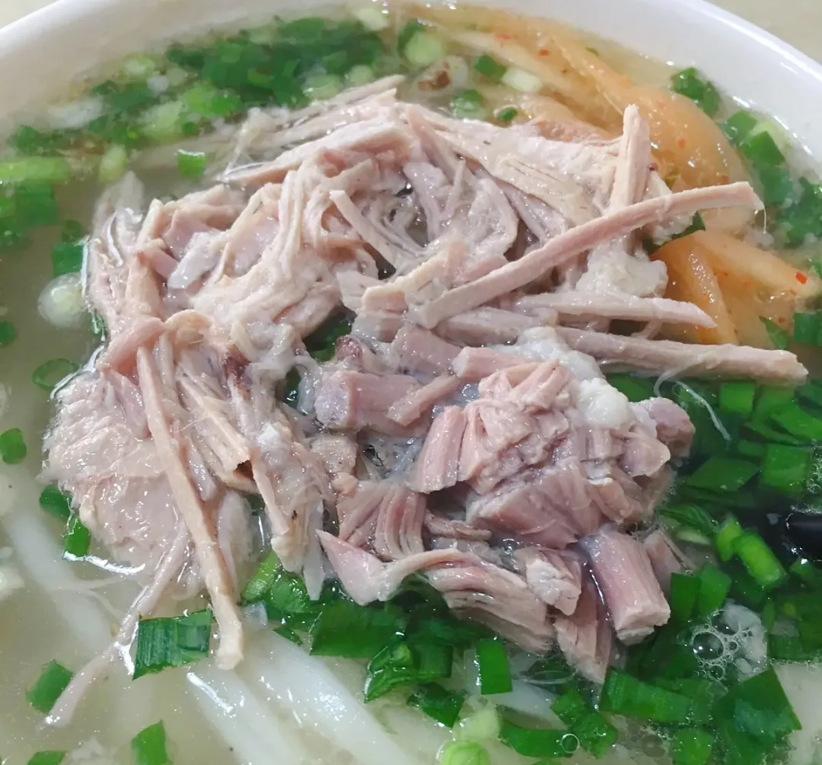 昆明盘龙小学旁的近二十年耙肉饵丝老店，被称为盘小三宝之一
