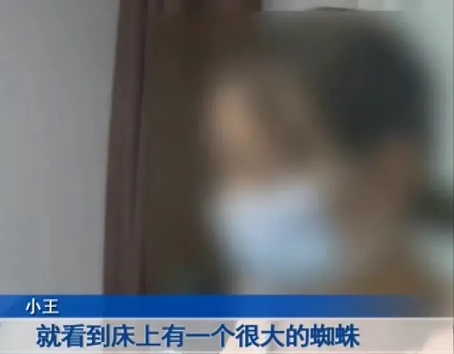 近日，重庆，两名女子在当地旅游入住某酒店睡觉，因为天气炎热，两人反锁了门后
