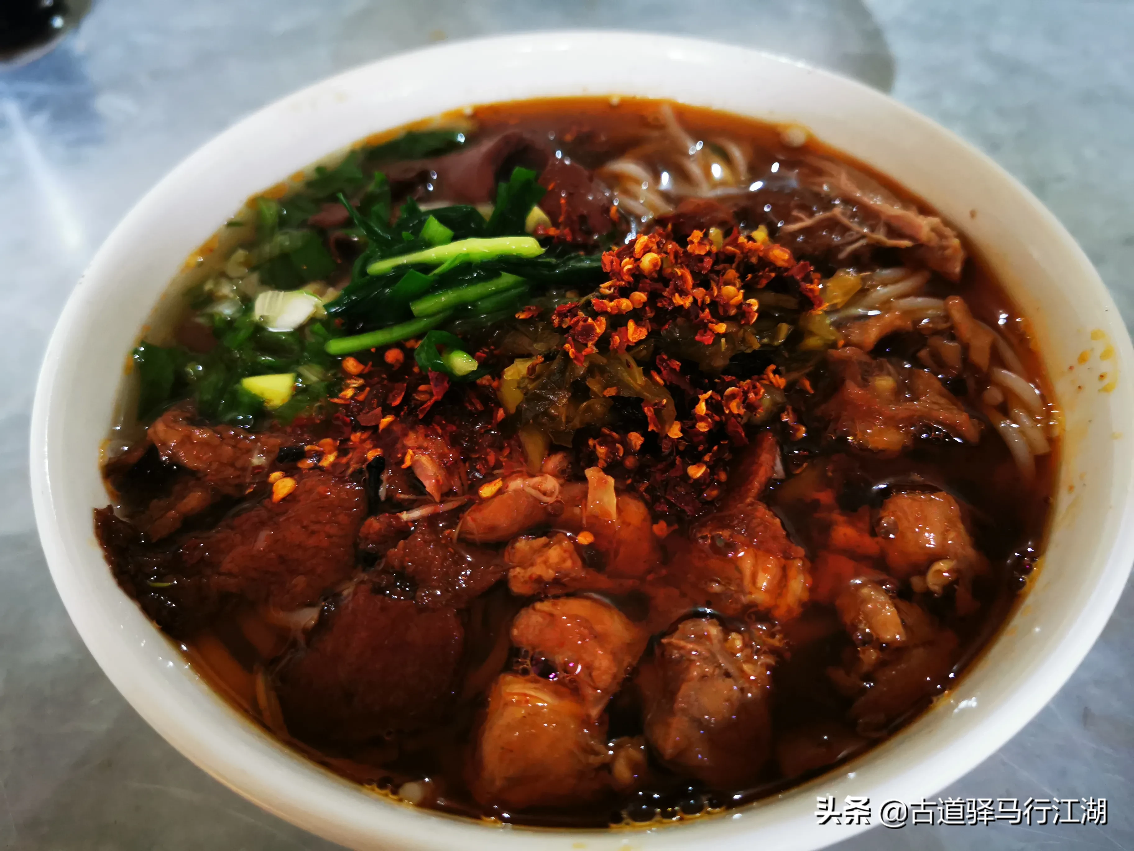 云南的特色小吃与由来(作为云南小吃的代表，同宗同源的它们，为何有着如此大的区别？)