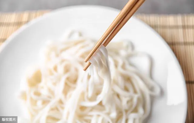 长期吃面条养胃还是伤胃呢(哪些食物容易伤胃？常吃面条到底是养胃还是伤胃？)