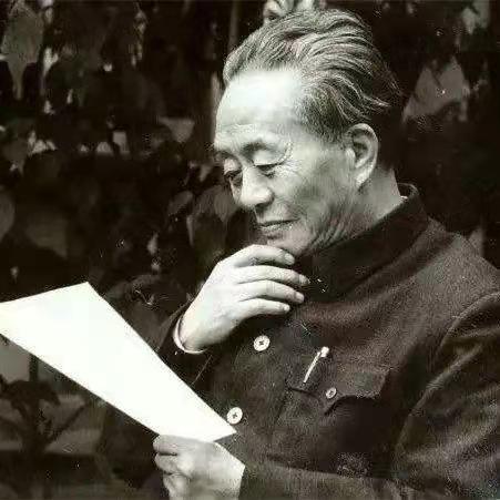 1910年，艾青的母亲在经历48小时难产后生下艾青，因此，她对这个孩子怨念极深