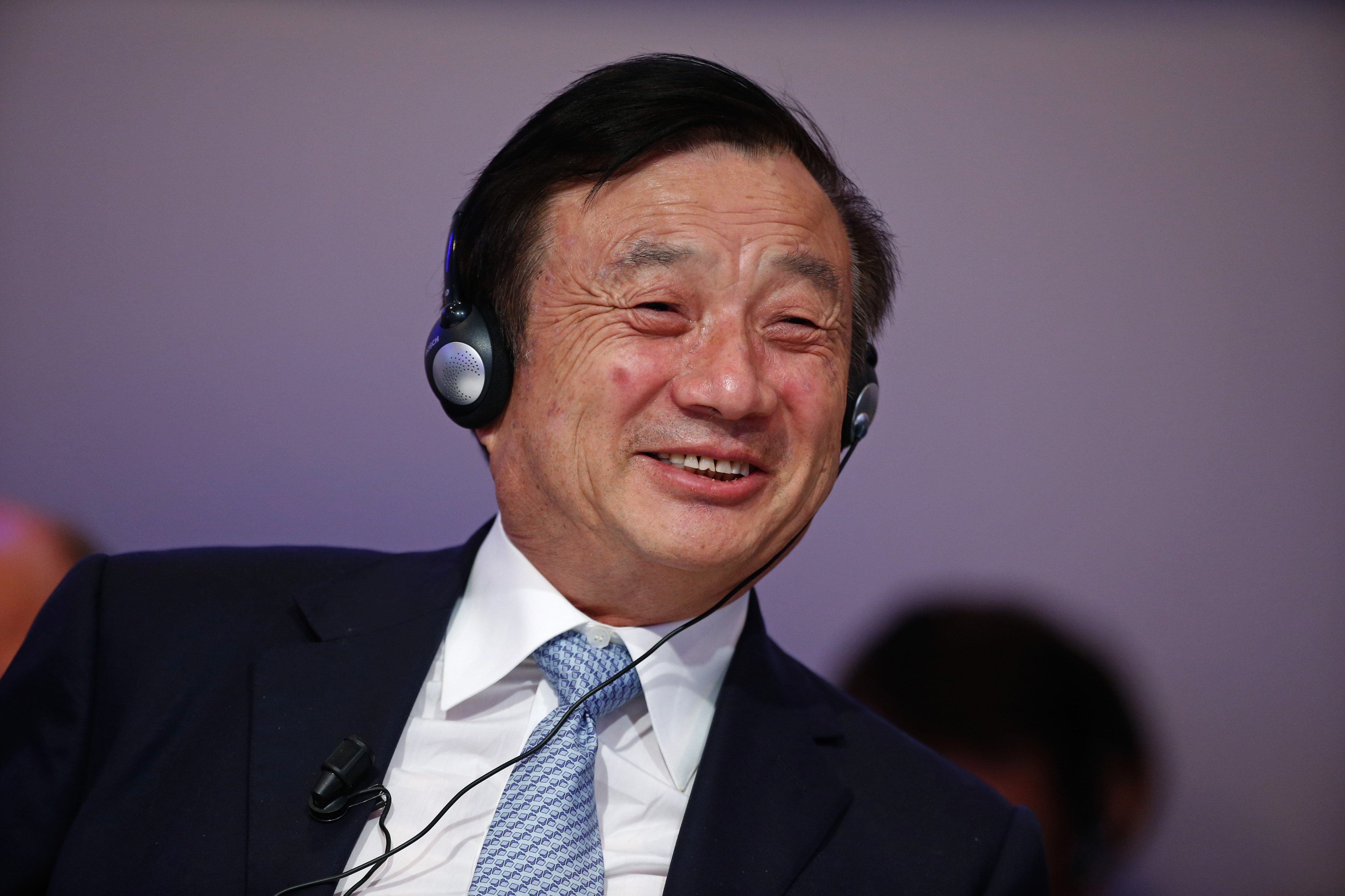 1998年,华为给一个员工发了4万元奖金,还分了8万元的股票,员工心想