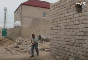见过建房子时抛砖头的，没想到还有把铲和水泥一起抛的