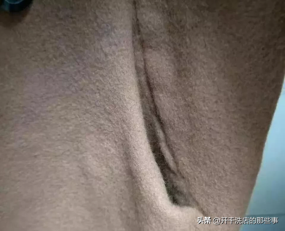双面绒大衣一定要拿洗衣店干洗吗(就在昨天，一位顾客急匆匆的走进洗衣店)