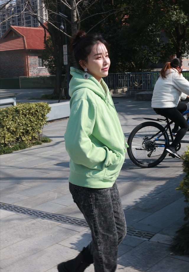 卫衣配牛仔裤没有明星架子(卫衣配牛仔裤没有明星架子怎么办)
