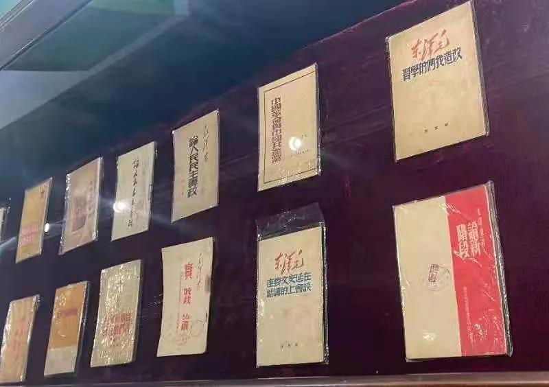 石家庄市图书馆举办毛泽东诞辰128周年藏书展