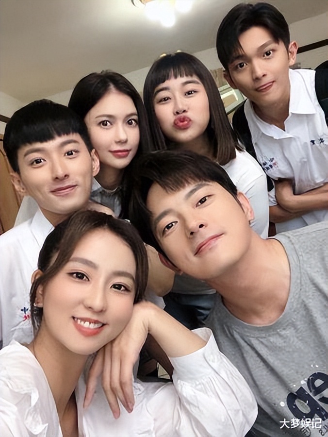 周晓涵小7岁男友是《机智》的他！牵线187cm天菜进剧组甜蜜同台