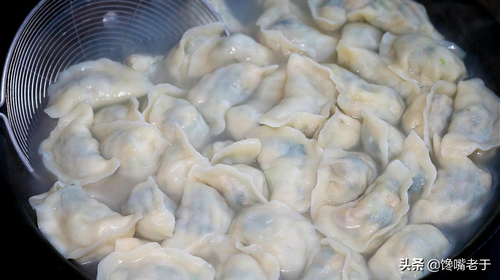 过年煮饺子,不要水开就下锅,10人9错,多加这1步,不粘锅不破皮