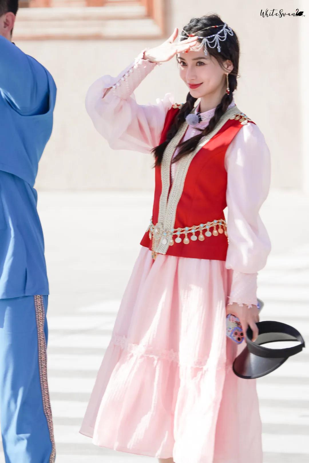 综艺《奔跑吧》直播截图中的baby小姐姐和新疆路透哦