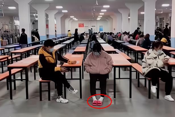 禁止男女肢体接触？陕西一高校新校规火了，学生吐槽想谈恋爱太难