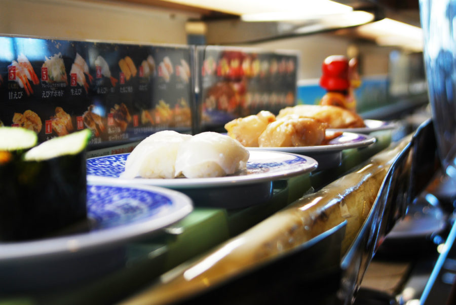 在正宗的回轉壽司店里用餐是種什么體驗？回轉壽司美食指南來了