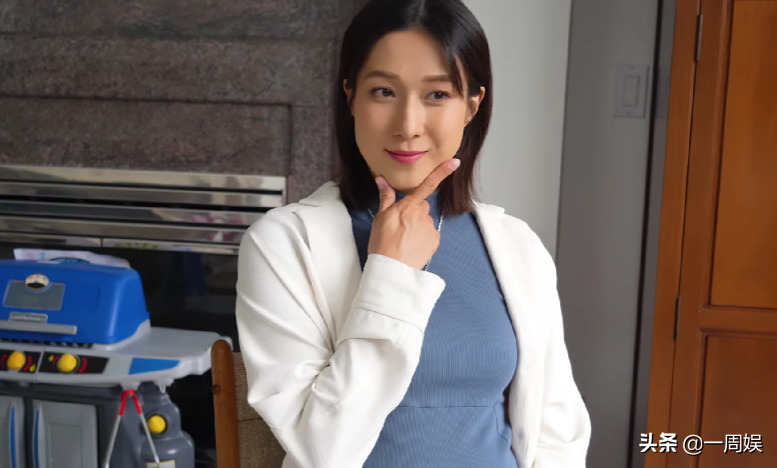 钟嘉欣三胎孕肚越来越大，抛硬币测试宝宝性别，内心想法曝光