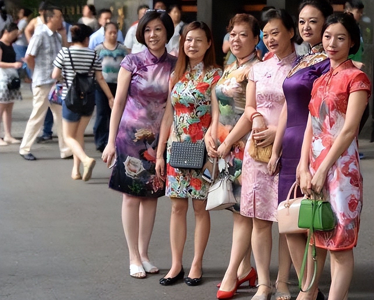 孩子高考，家长用不用准备旗袍和鲜花，老师直言不是你想的那样