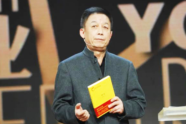 女学生高呼“易老师我想嫁给你”，易中天巧妙回答，赢得全场掌声