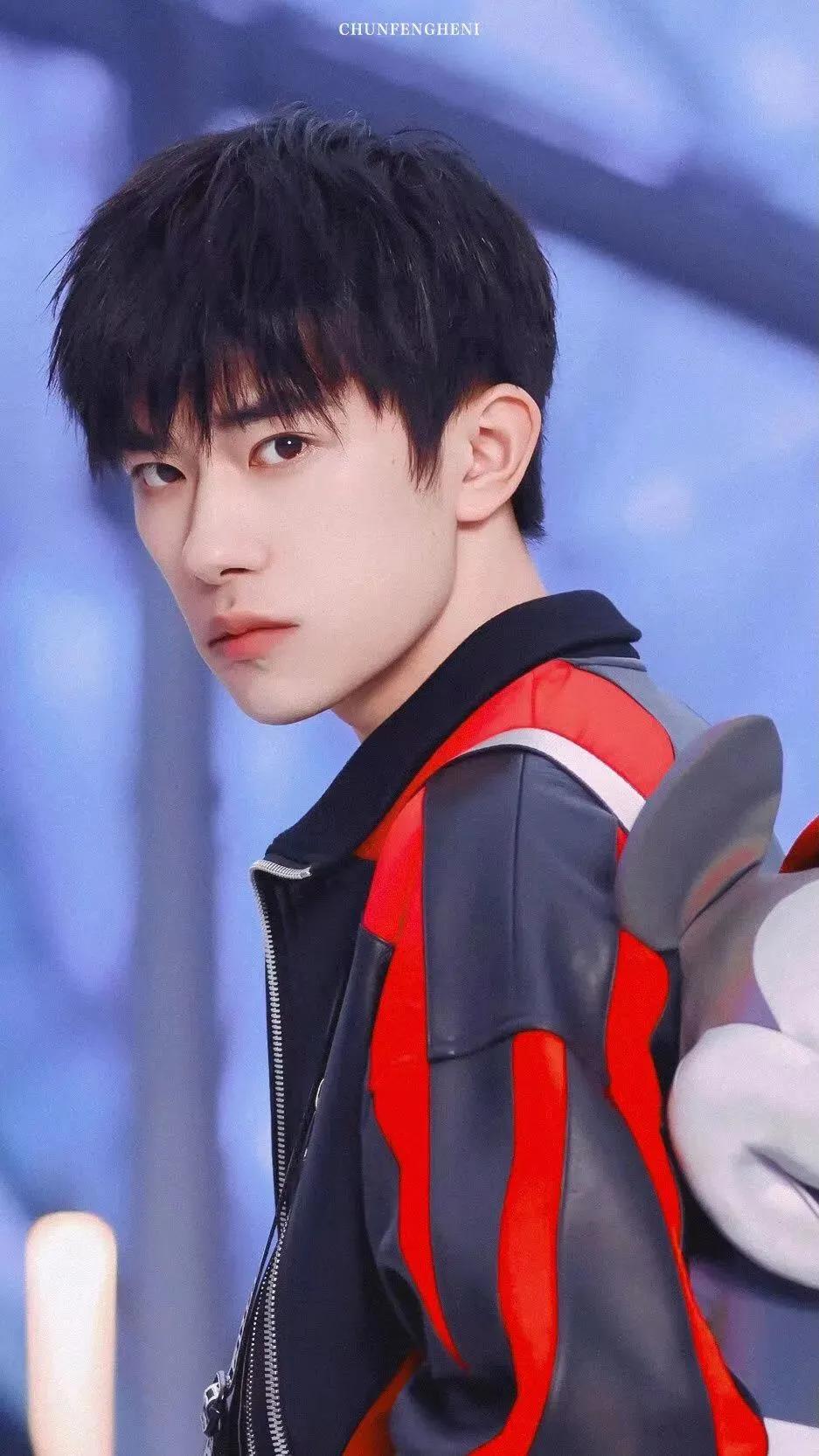 王俊凯易烊千玺王源高清壁纸，哪张壁纸最好看呢