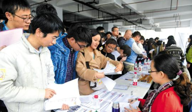 “人才饱和”的4大专业，未来5年难有出路，大学生表示“好慌”