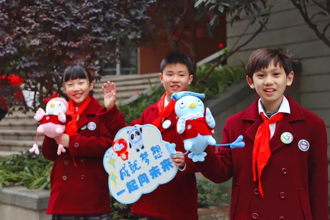 偶像谷爱凌、挑战擦皮鞋、一起向未来！成都开学第一天，太会玩了