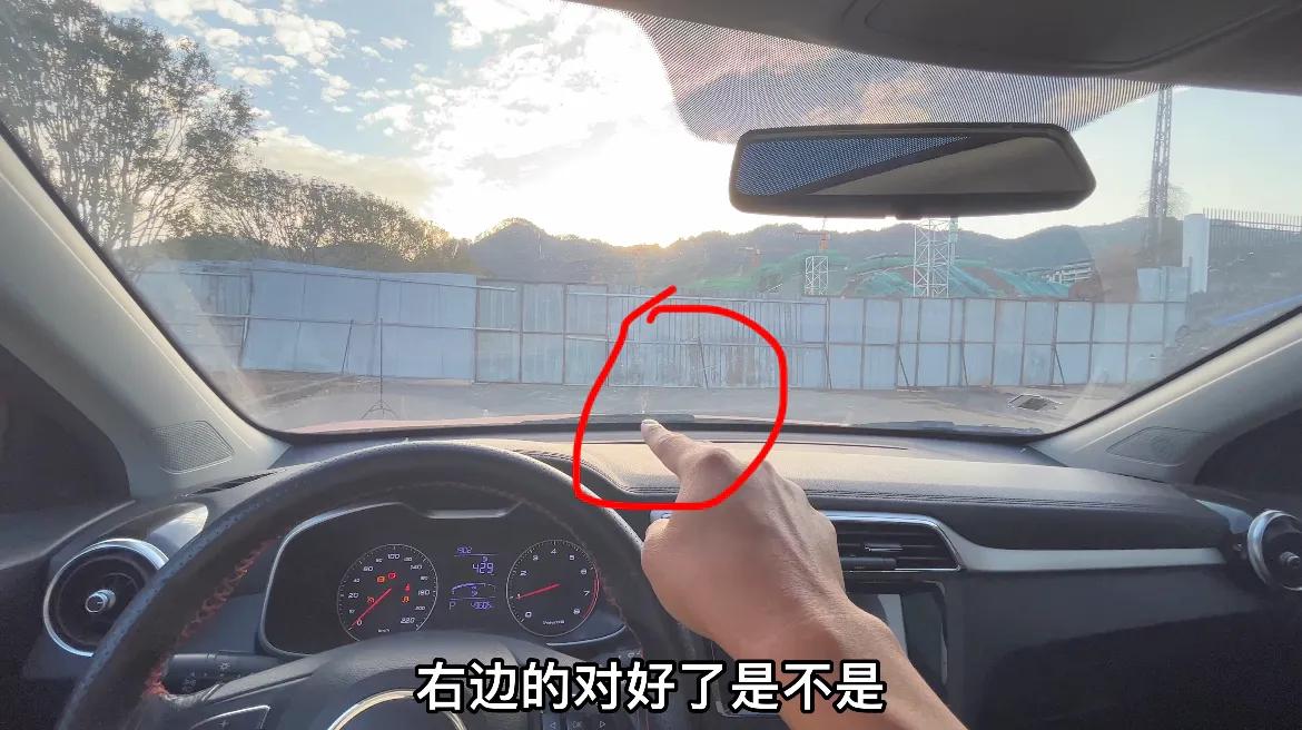 開車時如何在車內判斷車距，兩瓶礦泉水讓你準確判斷左右車距