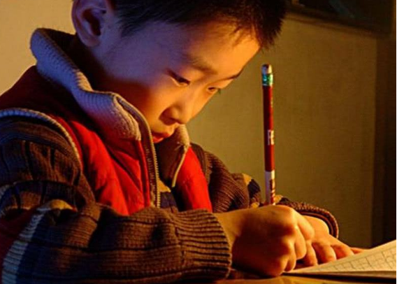小学生作文《孤独》获满分，全篇没有一句孤独，但又写满了孤独