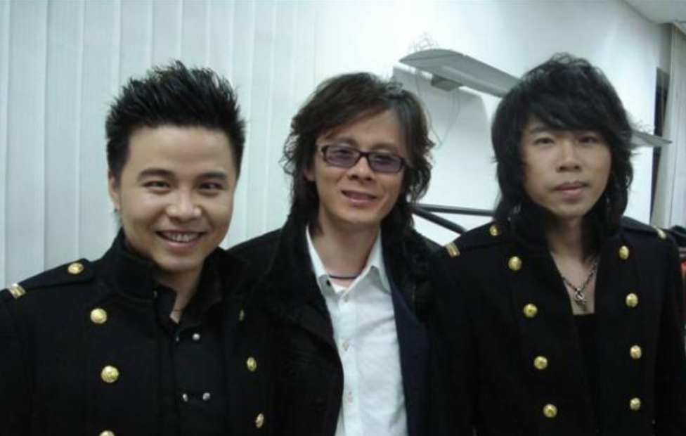 “那坟前开满丁香花”，20年前爆红的《丁香花》，唱的亡者是谁？