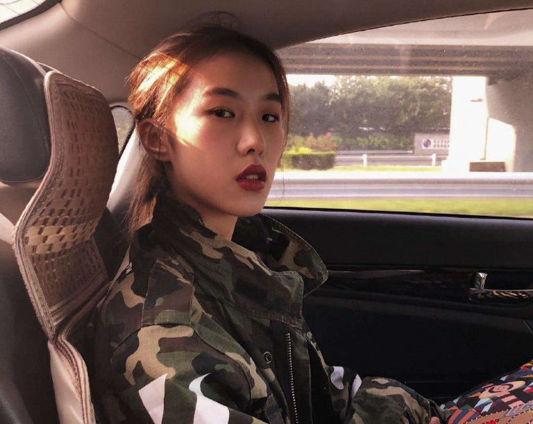 辽宁巨婴：16岁吃饭靠人喂，每天开销过万，开兰博基尼卖手机壳