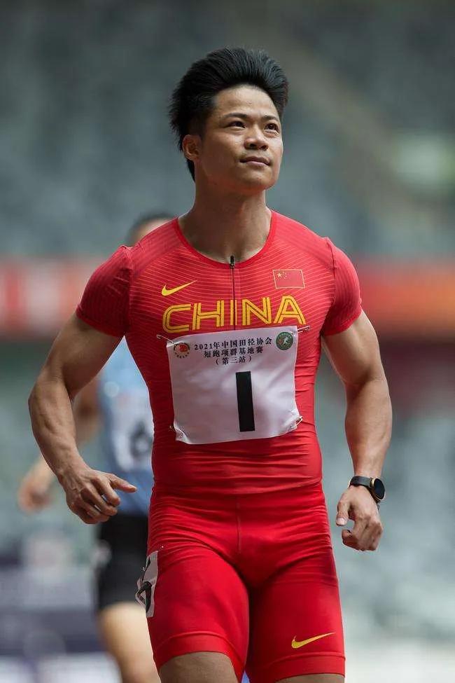 《他给我们国家带很多荣耀》《他是我们所有体育生心中的男神》