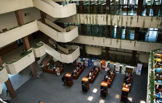 清华的校园设施有多好？男朋友去学校接女友，参观完瞬间不想走