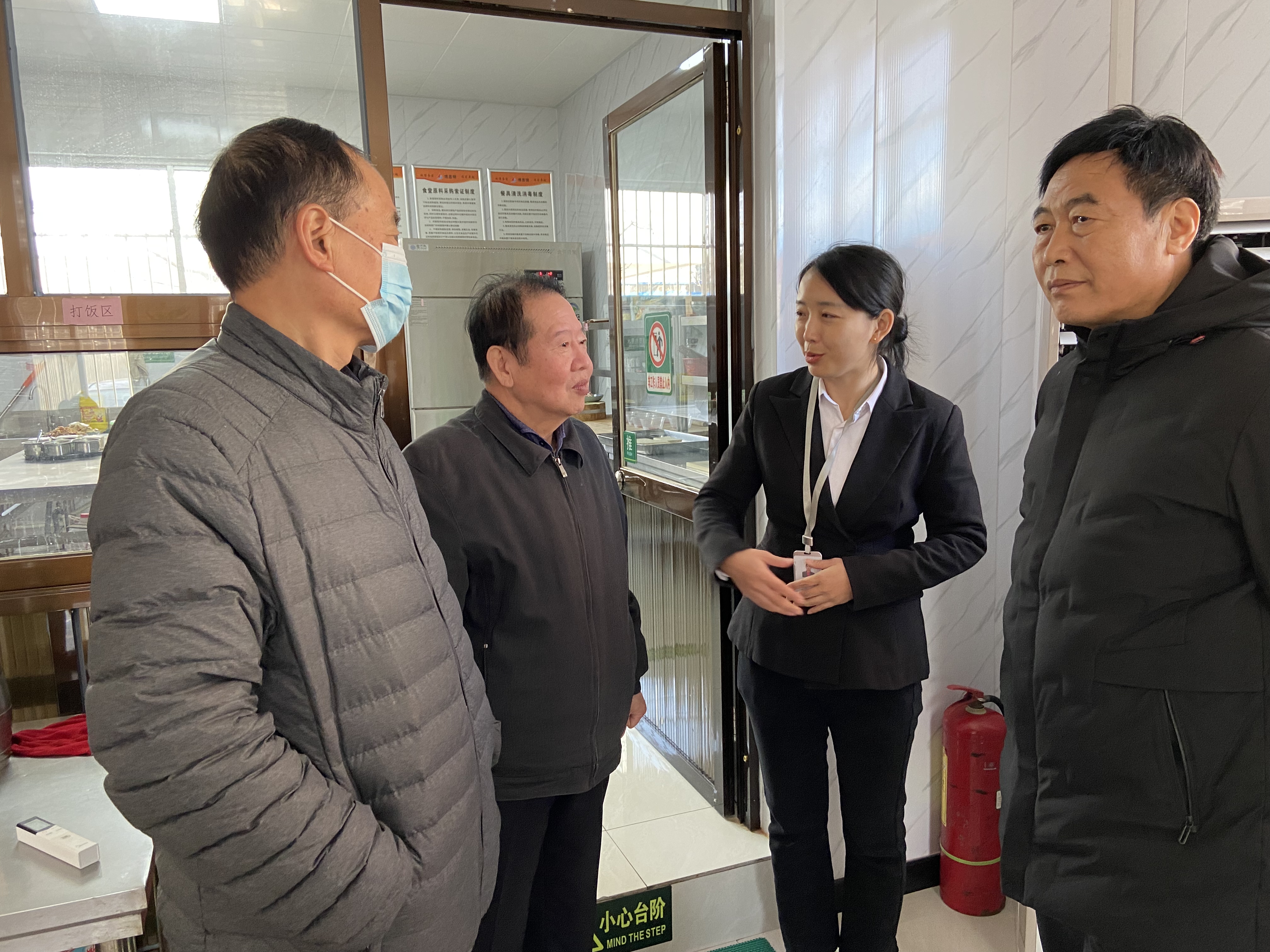 冯新民一行在刘增民会长,蒋兴国副会长等陪同下,调研了高新区第一小学